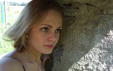 Жалаңаш арық қыз төрт аяғында тұрады.