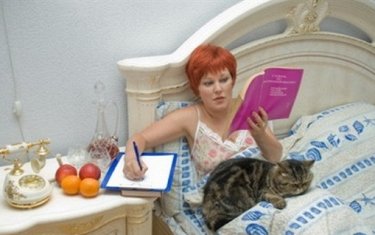 Yigitlar ayollarning ichki kiyimida sikishadi