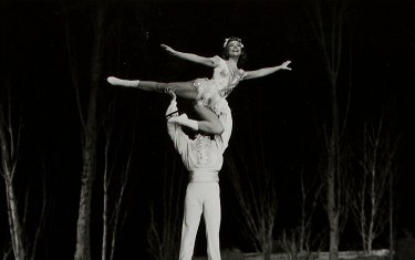 Semiz xotinni erining oldida sikishdi Transeksüel super yulduz